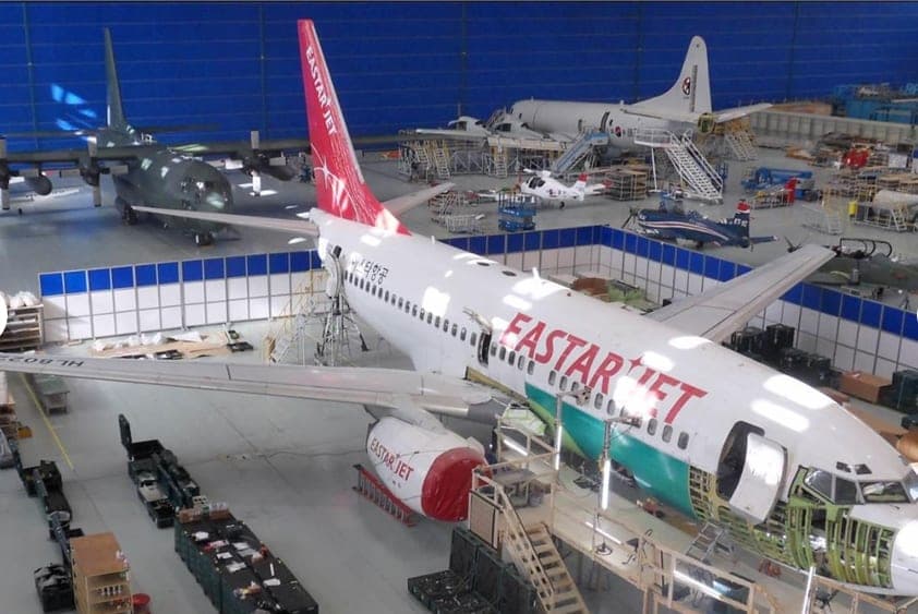 Aircraft maintenance hangar